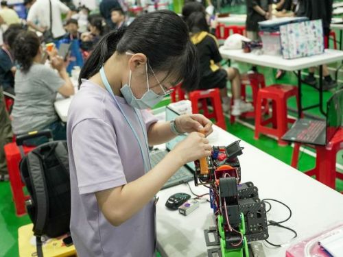 從格鬥到AI任務挑戰，北市激盪學生人形機器人創新熱情